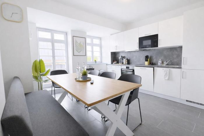 Larooms Merseburg - Apartment CS01 - 3 Zimmer, 7 Betten, 2 Bäder, 2 Parkplätze, Balkon & Aufzug