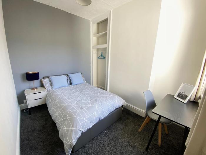 Cosy Double Bed to Stay Salford Plab shared bathroom kitchen