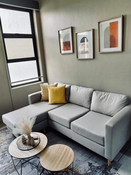 Luxury Rosebank Apartment walk to mall & Gautrain station