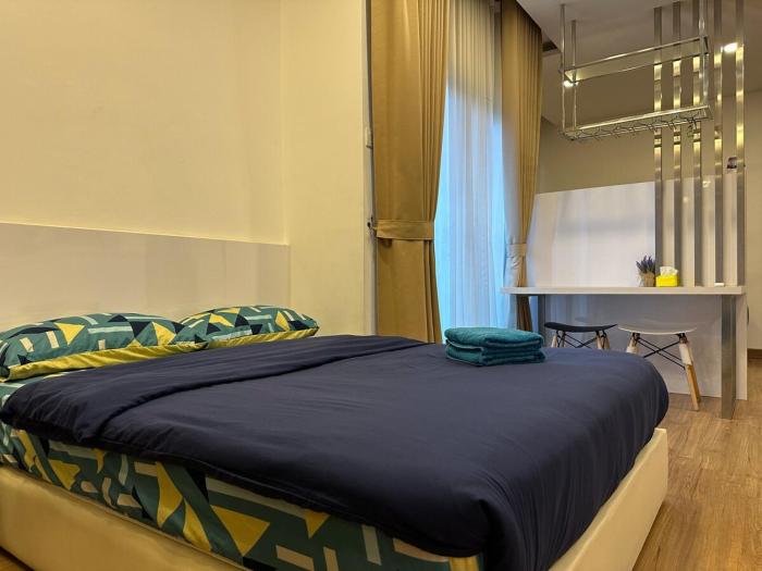 Corner Unit, Great Privacy, Designer Studio with Wi-Fi, Netflix, 1 Parking Space