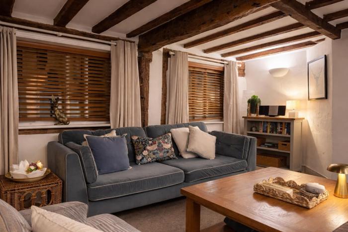 Cosy Town centre Historic Tudor Cottage & parking sleeps 6