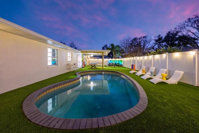 Heated Pool • Games • Fire Pit • BBQ • Sleeps 12
