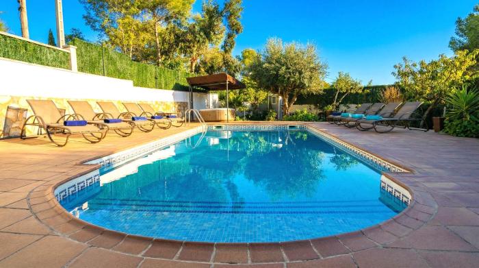 Villa Lluna Sitges 15 minutes drive from Sitges Swimming pool XXL 16 people