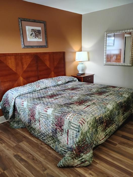 Gated 1 King BedRoom 1 Bath Apt with Full Kitchen 210