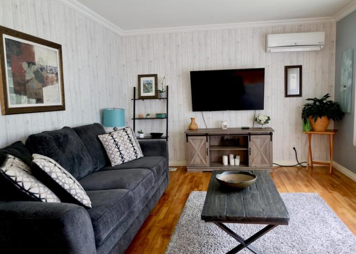 Cute and cozy 3 bedroom apartment centrally located