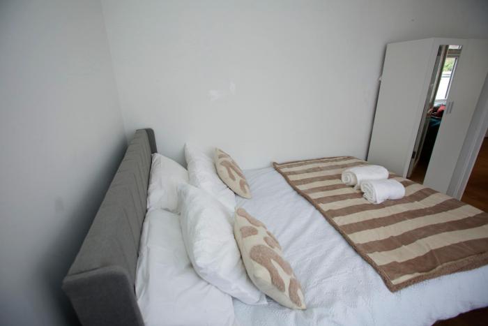 PrimeLuxe Stays - Modern 1BR Apartment with Private Garden Sleeps 4 Near ExCeL and London City Airport