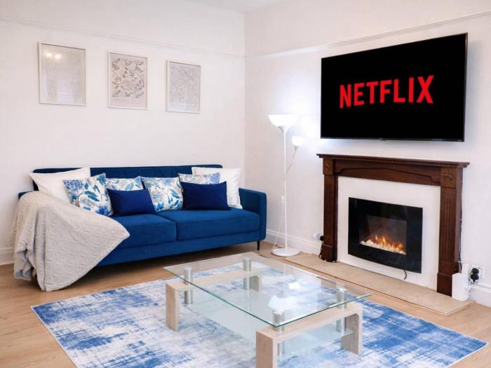 3BR Near York Centre, Free Parking & WiFi