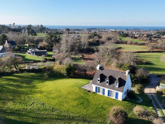 Maison rénovée, vue mer au loin, animaux OK - FR-1-368-475