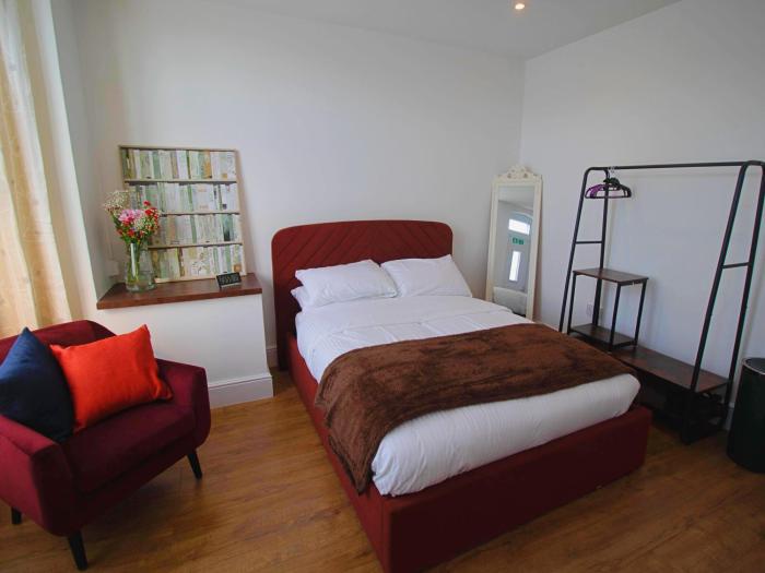 Stylish 1-Bed Flat - Walk to Nottingham Centre - Contractors Welcome