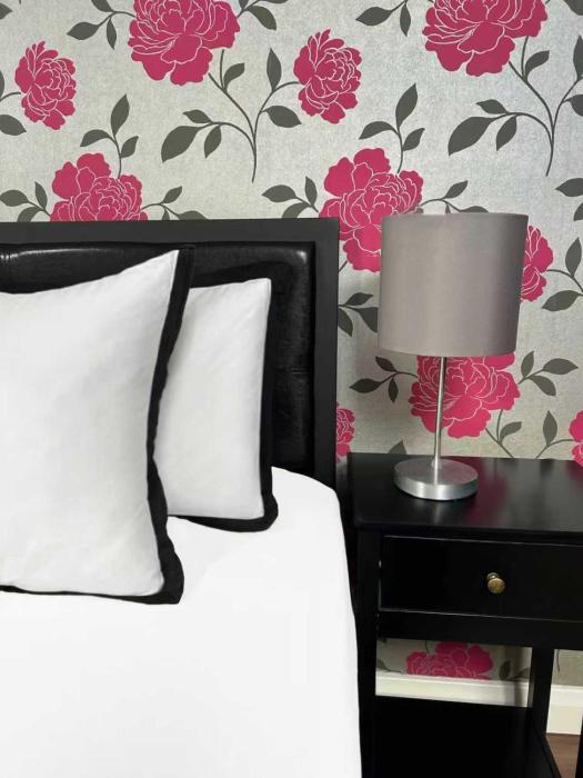 Entire PinkApt - Free parking - Up to 4 guests - 3 beds - Close to city centre