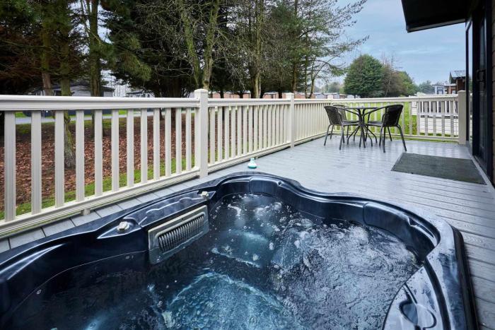 Truemans Lodge with Hot Tub