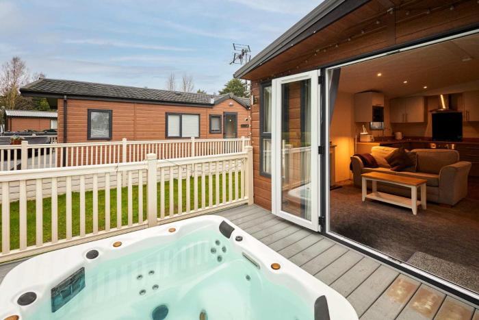 The Serenity Lodge with Hot Tub