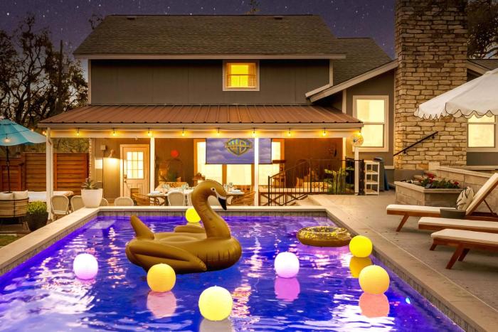 Lux 5BR gem with Heated Pool, SPA, and Outdoor Movie Theater