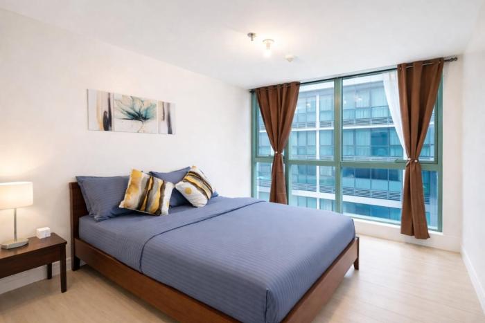 Modern 1BR One Uptown Residence Walk to UptownMall