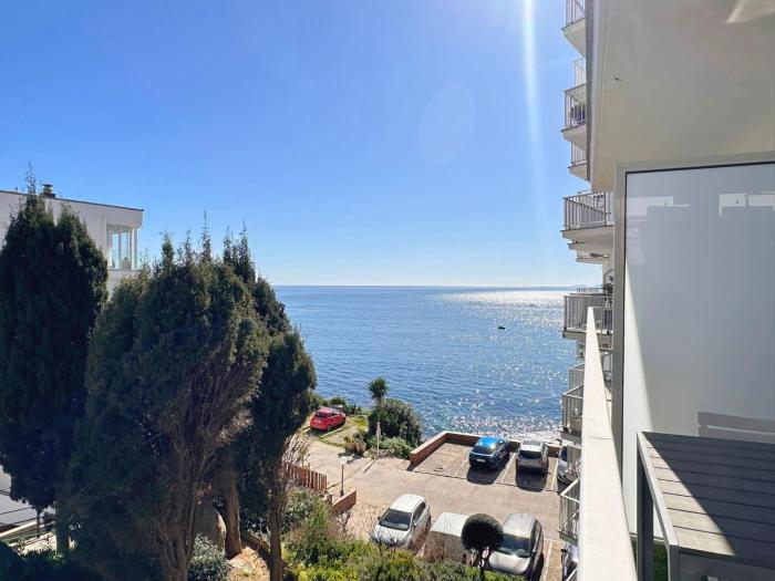 Milenial Immo - Seafront Apartment with Pool & Parking in Roses