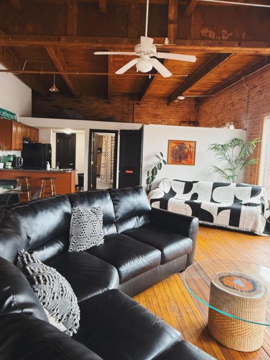 420 Friendly SKYLINE view Downtown Loft FREE Parking