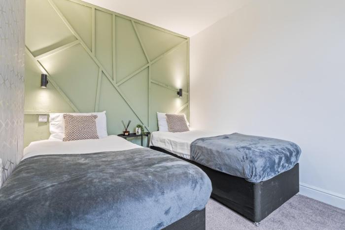 Modern contractor House, 3 bedrooms, Ample Parking, WIFI