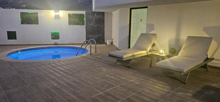 Girne Merkezde Geniş Teraslı Havuzlu Daire