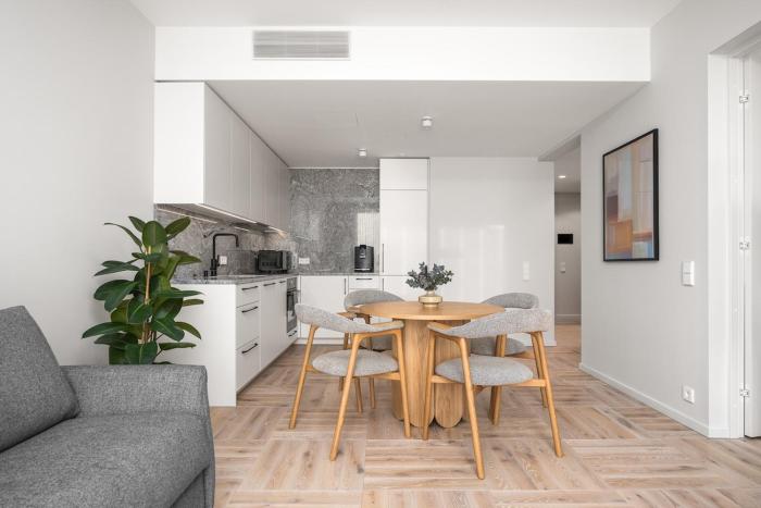 New modern city center apt with Old Town views