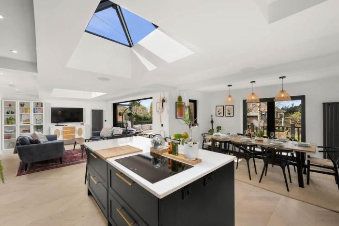 Gilmore House - 5 Bedroom Victorian Home with Hot Tub