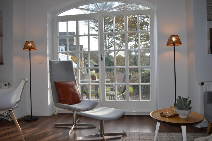 Morderne 3-Zimmerwohnung in einer Hausscheibe unter Reet