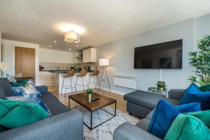 Central 2 Bed Apt with Balcony