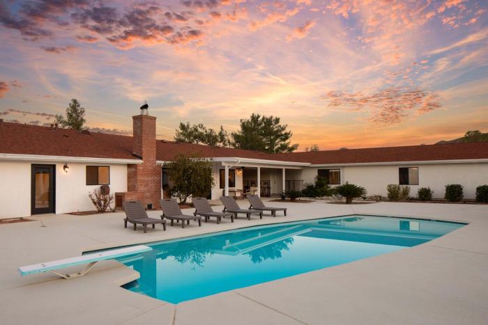 Hermosa - Pool Spa Pickleball Speakeasy Saloon