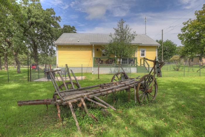 Farmhouse Charm 10 Min to Downtown, Pet Friendly!