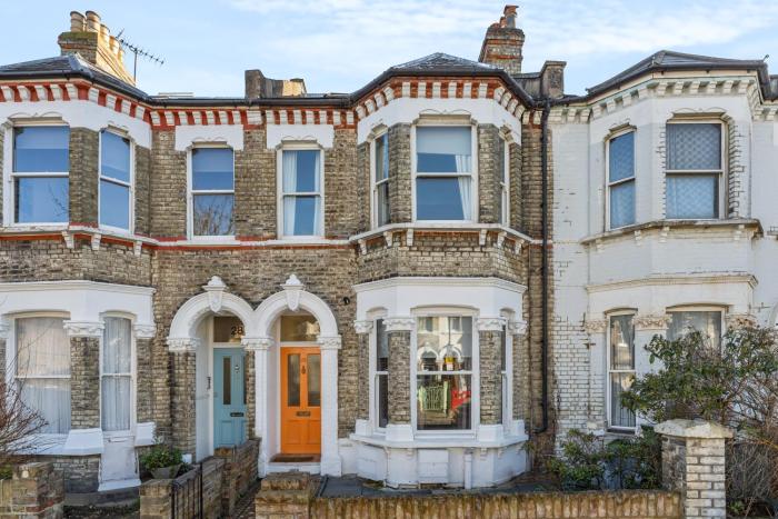 Shepherd Bush 4BR Flat Sleeps 8 Near Westfield