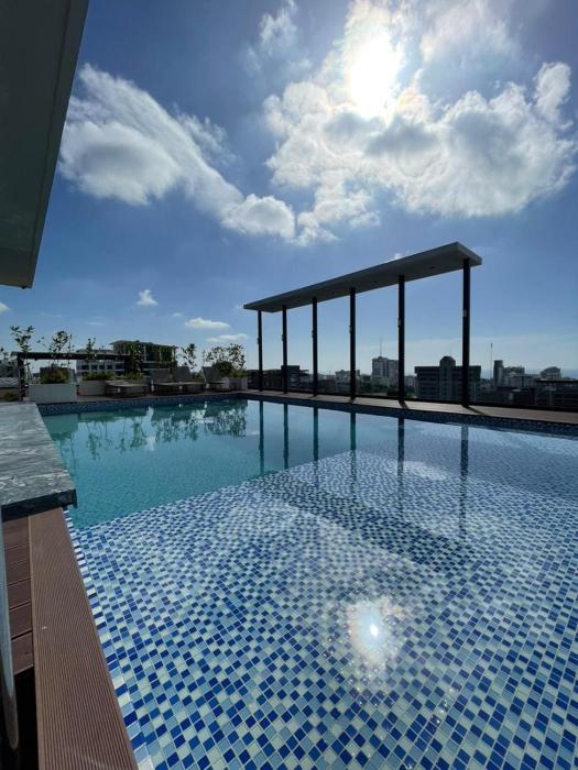 Stylish apartment with rooftop pool