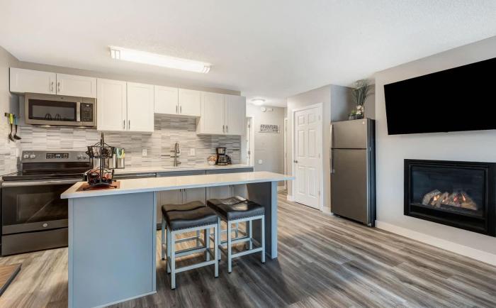 Newly Remodeled Top-floor Condo near Downtown Bend