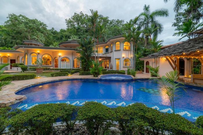 Harmon Estate 6 bdrs private pool in Los Suenos