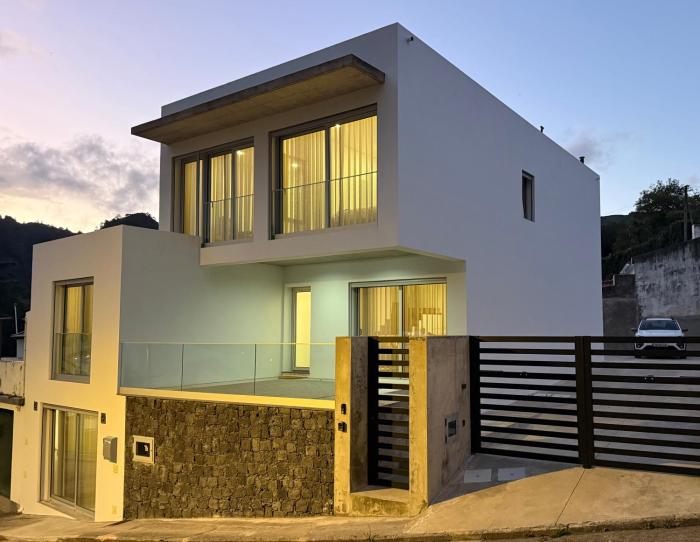 Furnas Retreat, Luxury Home & Stunning Valley View