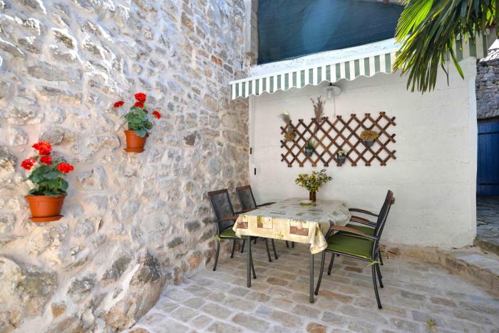 Family friendly house with a parking space Murter - 15147
