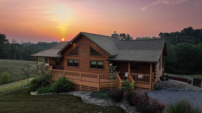 4BR Log Cabin Fireplace, Bar & Game Room