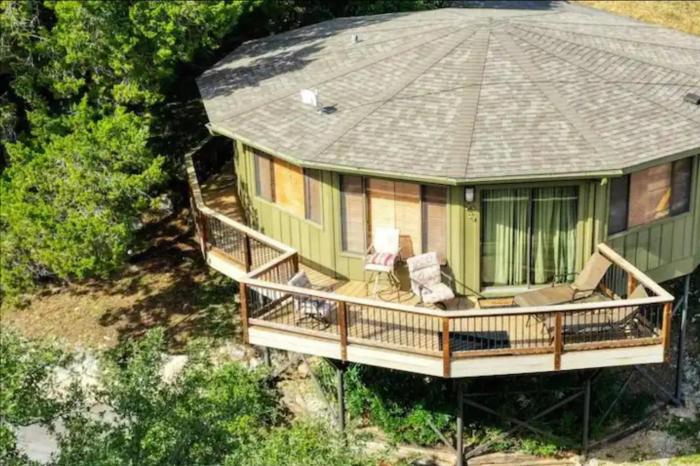 Lakefront Treehouse on Lake Travis Pool & Hot Tub