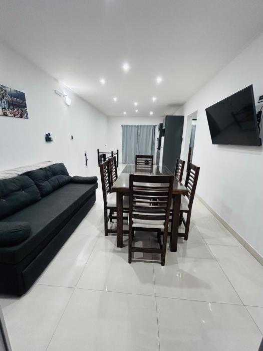 Departamento ESTRADA ideal para pasajeros en tránsito, viajes laborales o estadías cortas Ubicado en Ezeiza, a solo 20 minutos del Aeropuerto Internacional Ministro Pistarini, ofrece comodidad y practicidad para hasta 6 personas