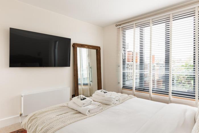 New! Cosy 3BR Split-Level Home with Patio, Chiswick