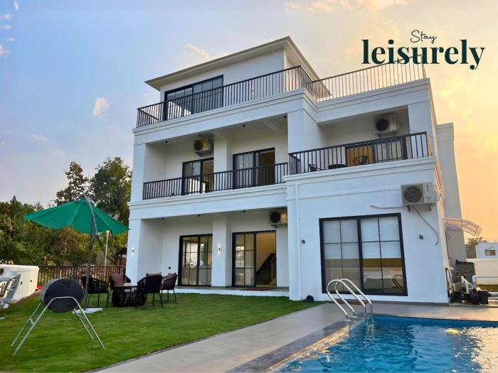 StayLeisurely Villa Corner Front, Karjat