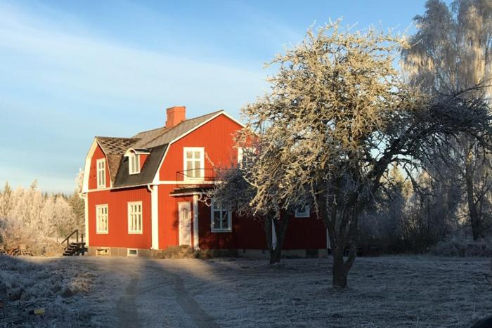 Smuk svensk ødegård midt i skoven tæt på sø