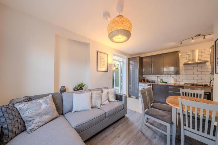Modern 3-Bed Home Minutes from Westfield & Station