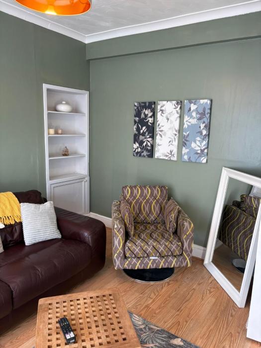 Swansea LARGE STYLISH HOUSE