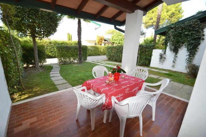 Cozy apartment with shared pool