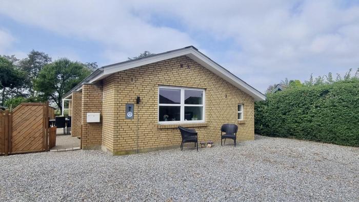 Schoenes-Ferienhaus-mit-Wildnisbad-und-Saunatonne