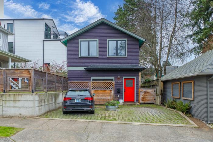 Modern 2BR Laneway Home - Workspace and EV Parking