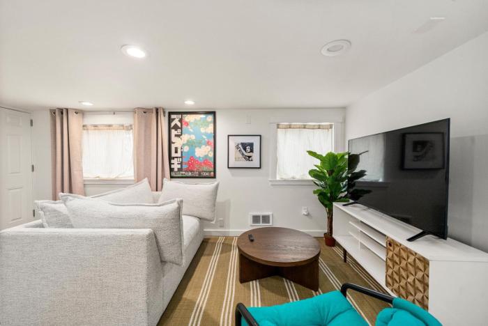 Modern 1BR Basement Suite - Workspace and Laundry