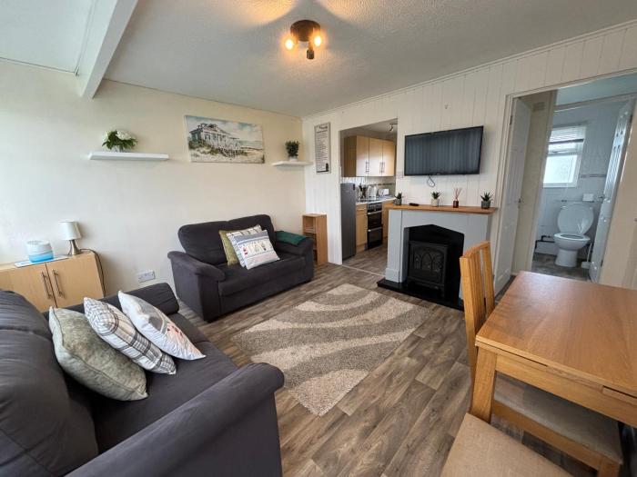 192, Two bed newly refurbished chalet on Sund0wner Holiday Park - Sleeps 5, pet friendly - Includes electricity, bed linen and towels - Entertainment options close by