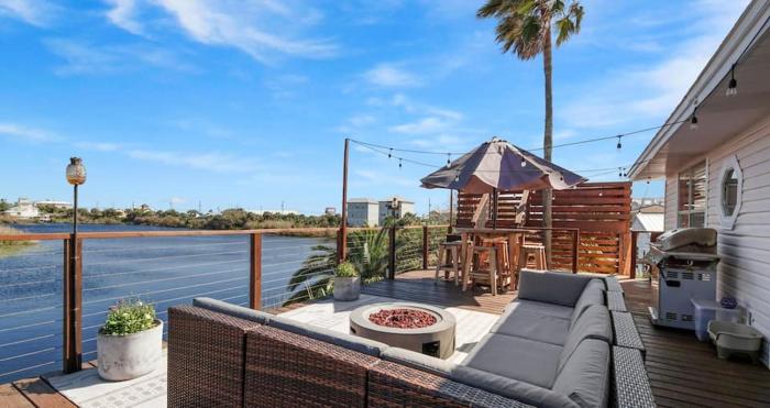 6BR Lakefront Home w Game Room | Near the Beach