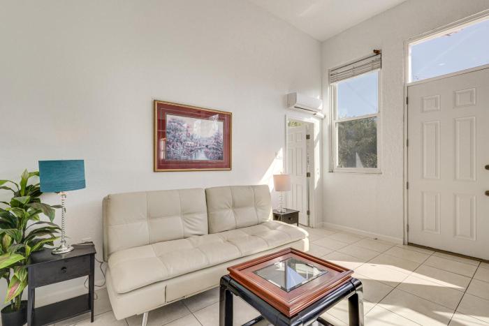 Near Apollo Beach! Bright Apt with Essentials