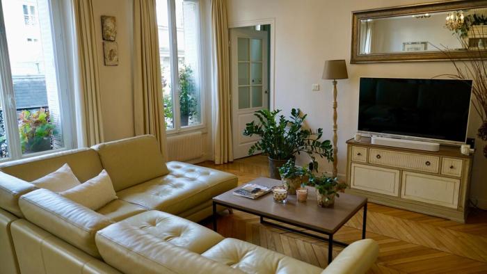 Steps to Luxembourg Gardens Bright Family Flat